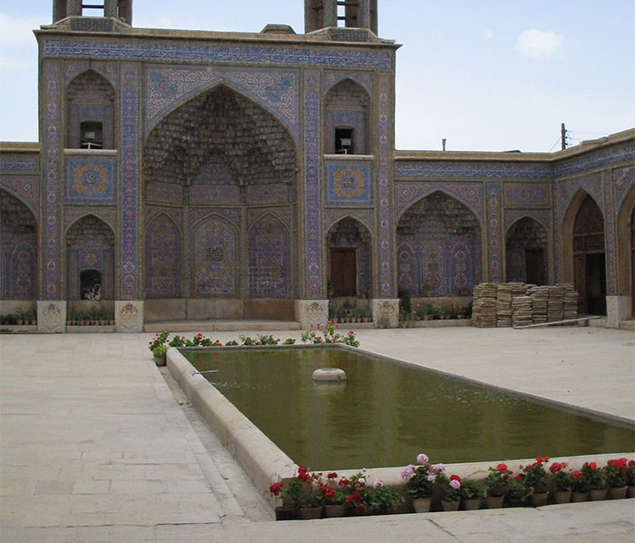 حیاط مسجد