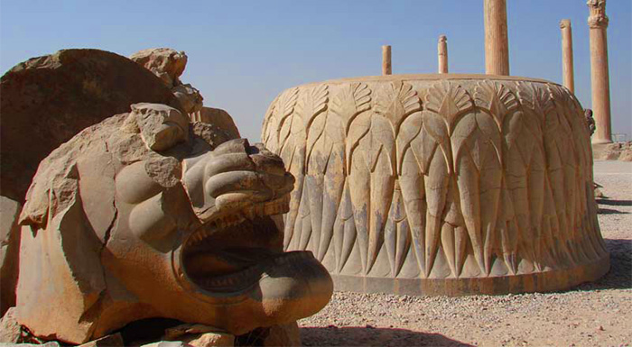 معماری پیکره ای (پیکره شیر در تخت جمشید) معماری پیکره ای (پیکره شیر در تخت جمشید)