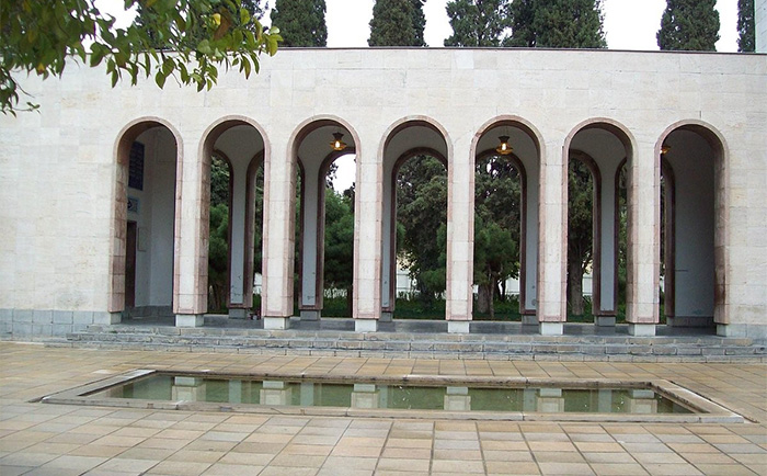 رواق آرامگاه سعدی