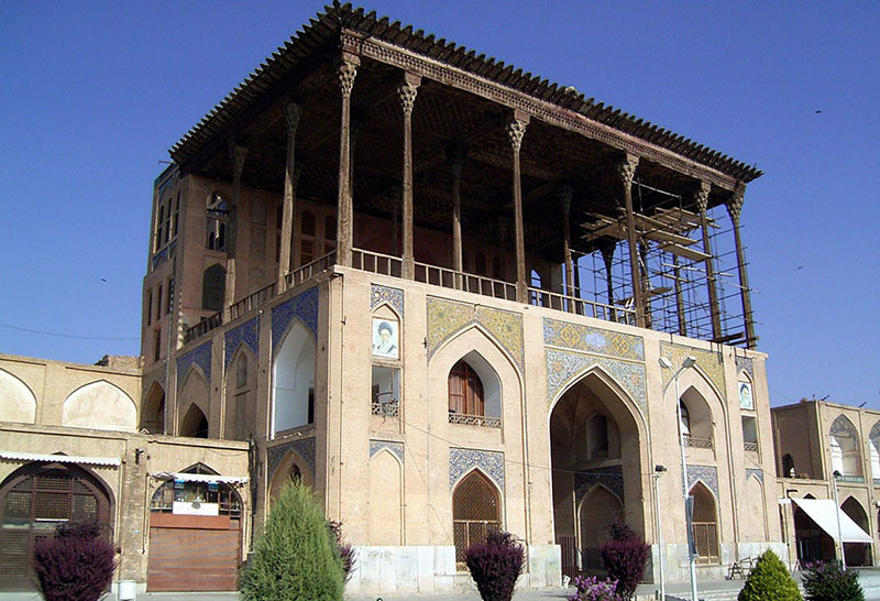 بهره گیری از چوب در عالی قاپو اصفهان بهره گیری از چوب در عالی قاپو اصفهان